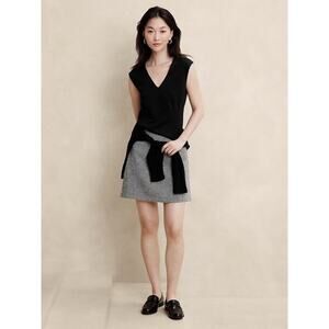 Banana Republic Soft Touch Scuba V Neck Cap Sleeve Top Size Large Minimal NWT